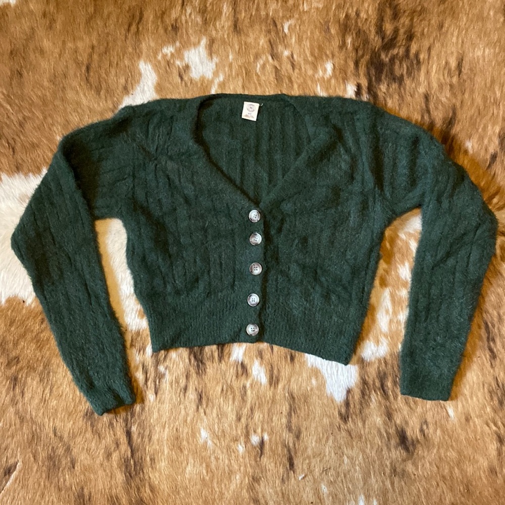 GREEN UO FUZZY CROPPED SWEATER